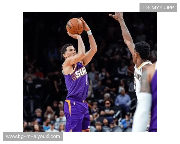 太阳布克内线翻身跳投，尽显进攻天赋